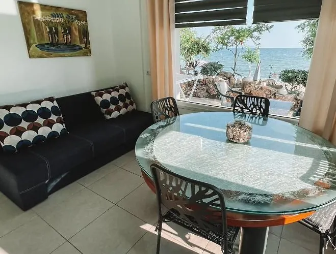 Apartment Step To The Sea *